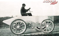 Gaston de Chasseloup-Laubat, a los mandos de su Jeantaud Luc de propulsión eléctrica, establecía el 18 de diciembre de 1898 el primer récord de velocidad registrado en la historia del automóvil, alcanzando una punta de 63,1 km/h.