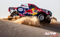 Nasser Al-Attiyah, al volante del Toyota Hilux V8 4x4, durante el Rally Dakar 2020.