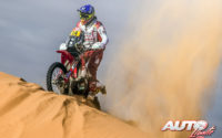 Laia Sanz, a los mandos de su Gas Gas 450 Rally, durante el Rally Dakar 2020.