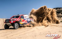Nasser Al-Attiyah, al volante del Toyota Hilux V8 4x4, durante el Rally Dakar 2020.