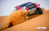 Nasser Al-Attiyah, al volante del Toyota Hilux V8 4x4, durante el Rally Dakar 2020.