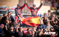 Carlos Sainz y Lucas Cruz, celebrando la victoria en el Rally Dakar 2020 con el MINI John Cooper Works Buggy.