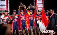 Podio del Rally Dakar 2020 en la categoría de coches. De izquierda a derecha: Matthieu Baumel y Nasser Al-Attiyah (Toyota), Lucas Cruz con Carlos Sainz (MINI) y Stéphane Peterhansel junto a Paulo Fiuza (MINI).
