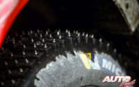 En el Rally de Suecia se utilizan neumáticos específicos de tacos que llevan insertados 384 clavos con punta de tungsteno, necesarios para la conducción por hielo y nieve.
