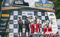 Podio del Rally de Suecia 2020, puntuable para el Campeonato del Mundo de Rallies WRC 2020. De izquierda a derecha: Martin Järveoja y Ott Tänak (Hyundai), Scott Martin con Elfyn Evans (Toyota) y Kalle Rovanperä junto a Jonne Halttunen (Toyota).