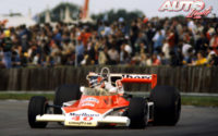 Al volante de un McLaren-Ford M23D (ex-Hunt), Gilles Villeneuve debutó en Fórmula 1 en el GP de Gran Bretaña de 1977, disputado en el circuito de Silverstone. El piloto canadiense llegó a situarse en la cuarta posición durante la carrera, pero un incidente mecánico le retrasó en la clasificación final.