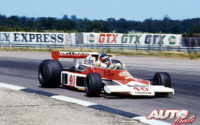 Al volante de un McLaren-Ford M23D (ex-Hunt), Gilles Villeneuve debutó en Fórmula 1 en el GP de Gran Bretaña de 1977, disputado en el circuito de Silverstone. El piloto canadiense llegó a situarse en la cuarta posición durante la carrera, pero un incidente mecánico le retrasó en la clasificación final.