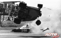 Pocas vueltas después de dar comienzo el GP de Japón de 1977, Gilles Villeneuve (Ferrari) golpeaba por detrás a Ronnie Peterson (Tyrrell) y salía volando fuera de la pista, falleciendo dos espectadores en el accidente.