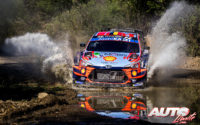 Thierry Neuville, al volante del Hyundai i20 Coupé WRC, durante el Rally de México 2020, puntuable para el Campeonato del Mundo de Rallies WRC.