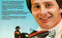 El primer contacto de Gilles Villeneuve con la velocidad fue a través de las motos de nieve, obteniendo el título de Campeón de Québec en 1973 y conquistando el título de Campeón del Mundo de motos de nieve al año siguiente. Ya como piloto de Ferrari, Villeneuve seguía siendo un reclamo publicitario en dicha especialidad, como muestra este anuncio de 1979.