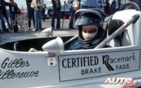 Gilles Villeneuve subido en el "cockpit" del March-Ford 76B con el que conquistaba el título en la Fórmula Atlantic de 1976.