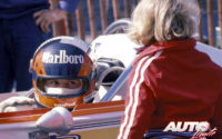 Gilles Villeneuve subido en el "cockpit" del March-Ford 77B con el que ganaba su segundo título en la Fórmula Atlantic de 1977. Junto a él se encontraba el pequeño Jacques Villeneuve, que años después se proclamaría Campeón del Mundo de F1 con Williams en 1997.