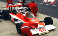 Al volante de un McLaren-Ford M23D (ex-Hunt), Gilles Villeneuve debutó en Fórmula 1 en el GP de Gran Bretaña de 1977, disputado en el circuito de Silverstone.