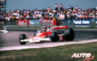 Al volante de un McLaren-Ford M23D (ex-Hunt), Gilles Villeneuve debutó en Fórmula 1 en el GP de Gran Bretaña de 1977, disputado en el circuito de Silverstone. El piloto canadiense llegó a situarse en la cuarta posición durante la carrera, pero un incidente mecánico le retrasó en la clasificación final.