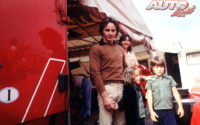 Gilles Villeneuve en la carpa de Ferrari, junto a su mujer Joann y sus dos hijos, Jacques y Melanie.