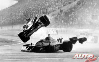 Pocas vueltas después de dar comienzo el GP de Japón de 1977, Gilles Villeneuve (Ferrari) golpeaba por detrás a Ronnie Peterson (Tyrrell) y salía volando fuera de la pista, falleciendo dos espectadores en el accidente.