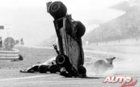 Pocas vueltas después de dar comienzo el GP de Japón de 1977, Gilles Villeneuve (Ferrari) golpeaba por detrás a Ronnie Peterson (Tyrrell) y salía volando fuera de la pista, falleciendo dos espectadores en el accidente.
