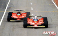Jody Scheckter (nº 11) y Gilles Villeneuve (nº 12), al volante de sus Ferrari 312 T4, durante el GP de Sudáfrica de 1979, disputado en el circuito de Kyalami.