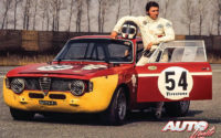 Pier Luigi Picchi junto al Alfa Romeo GTA Junior 1.300 con el que se proclamó campeón de la División 1 del Campeonato Europeo de Turismos de 1971.