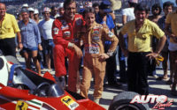 Gilles Villeneuve y su compañero Carlos Reutemann junto a uno de los Ferrari 312 T2B con los que disputaron el GP de Brasil de 1978, celebrado en el circuito de Jacarepaguá.