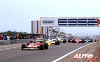 Gilles Villeneuve, al volante del Ferrari 312 T4, se colocaba líder en la salida del GP de Francia de 1979, disputado en el circuito de Dijon-Prenois.