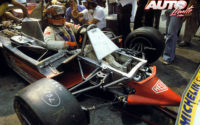 Gilles Villeneuve, sentado en el cockpit de su Ferrari 312 T4, durante uno de los Grandes Premios del Campeonato del Mundo de Fórmula 1 de 1979.