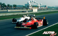 Gilles Villeneuve (Ferrari 312 T4) disputándole la posición a Alan Jones (Williams-Ford FW07) durante uno de los Grandes Premios del Campeonato del Mundo de Fórmula 1 1979.