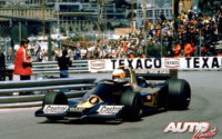 Jody Scheckter, al volante del Wolf-Ford WR1, durante el Gran Premio de Mónaco de 1977, disputado en el circuito urbano de Montecarlo.