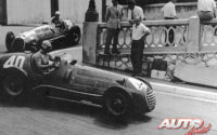 Alberto Ascari (nº 40) y Luigi Villoresi (nº 38), al volante de sendos Ferrari 125 F1, durante el GP de Mónaco de 1950, primera participación de la Scuderia Ferrari en el Campeonato del Mundo de Fórmula 1.