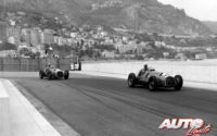Luigi Villoresi (nº 38) y Alberto Ascari (nº 40), al volante de sendos Ferrari 125 F1, durante el GP de Mónaco de 1950, primera participación de la Scuderia Ferrari en el Campeonato del Mundo de Fórmula 1.