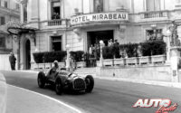 Luigi Villoresi, al volante de un Ferrari 125 F1, debía abandonar por un problema de transmisión en el GP de Mónaco de 1950.