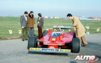 Gilles Villeneuve, conversando con Mauro Forghieri y Jody Scheckter, durante la presentación del nuevo Ferrari 312 T5 de la temporada 1980 en el circuito de Fiorano.