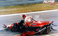 Gilles Villeneuve tenía un espectacular accidente durante el GP de Italia de 1980 (Circuito de Imola), en el cual destrozaba por completo la estructura de su Ferrari 312 T5, aunque no sufría daños físicos.