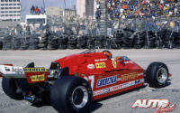Gilles Villeneuve a los mandos del Ferrari 126 CK "Turbo", durante el GP de EEUU del Oeste de 1981, disputado en el circuito urbano de Long Beach (EEUU).