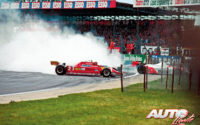 Gilles Villeneuve, al volante del Ferrari 126 CK, realizaba un trompo y provocaba una colisión múltiple durante el GP de Gran Bretaña de 1981, disputado en el circuito de Silverstone, en donde los otros pilotos afectados eran Alan Jones (Williams), Andrea de Cesaris (McLaren) y John Watson (McLaren).