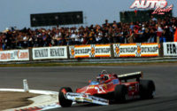 Gilles Villeneuve, al volante del Ferrari 126 CK, realizaba un trompo y provocaba una colisión múltiple durante el GP de Gran Bretaña de 1981, disputado en el circuito de Silverstone, en donde los otros pilotos afectados eran Alan Jones (Williams), Andrea de Cesaris (McLaren) y John Watson (McLaren).