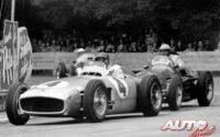 Juan Manuel Fangio (Mercedes W 196 R) perseguido por José Froilán González (Ferrari 625 F1) durante el Gran Premio de Suiza de 1954, disputado en el circuito de Bremgarten.