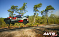 Kalle Rovanperä, al volante del Toyota Yaris WRC, durante el Rally de Turquía 2020, puntuable para el Campeonato del Mundo de Rallies WRC.