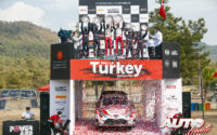 Elfyn Evans (Toyota), Thierry Neuville (Hyundai) y Sébastien Loeb (Hyundai) subidos en el podio absoluto del Rally de Turquía 2020, en la categoría WRC.