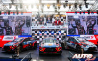 Ott Tänak (Hyundai), Craig Breen (Hyundai) y Sébastien Ogier (Toyota) subidos en el podio absoluto del Rally de Estonia 2020, en la categoría WRC.