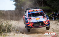 Thierry Neuville, al volante del Hyundai i20 Coupé WRC, durante el Rally de Italia / Cerdeña 2020, puntuable para el Campeonato del Mundo de Rallies WRC.