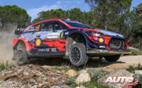Ott Tänak, al volante del Hyundai i20 Coupé WRC, durante el Rally de Italia / Cerdeña 2020, puntuable para el Campeonato del Mundo de Rallies WRC.