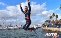 Dani Sordo se daba un baño en el puerto de Alghero, como es tradición del vencedor en el Rally de Italia / Cerdeña.
