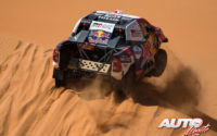 Nasser Al-Attiyah, al volante del Toyota Hilux V8 4x4, durante una etapa del Rally Dakar 2021.