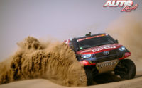 Jakub Przygonski, al volante del Toyota Hilux V8 4x4, durante una etapa del Rally Dakar 2021.