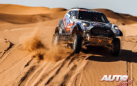 Vladimir Vasilyev, al volante del MINI John Cooper Works Rally 4x4, durante una etapa del Rally Dakar 2021.