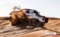 Giniel de Villiers, al volante del Toyota Hilux V8 4x4, durante una etapa del Rally Dakar 2021.