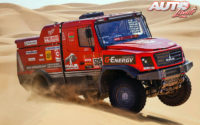 Aliaksei Vishneuski, al volante de un MAZ 6440RR, durante una etapa del Rally Dakar 2021.