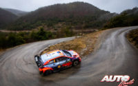 Ott Tänak, al volante del Hyundai i20 Coupé WRC, durante el Rally de Montecarlo 2021, puntuable para el Campeonato del Mundo de Rallies WRC.