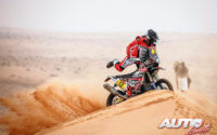 Joan Pedrero, a los mandos de su KTM 450 Rally Rieju, durante una etapa del Rally Dakar 2021.